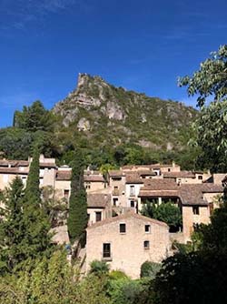 Saint-Guilhem-le-Désert et son château, désormais propriété municipale 