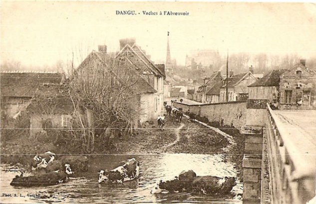 Carte postale du village de Dangu dans l'Eure